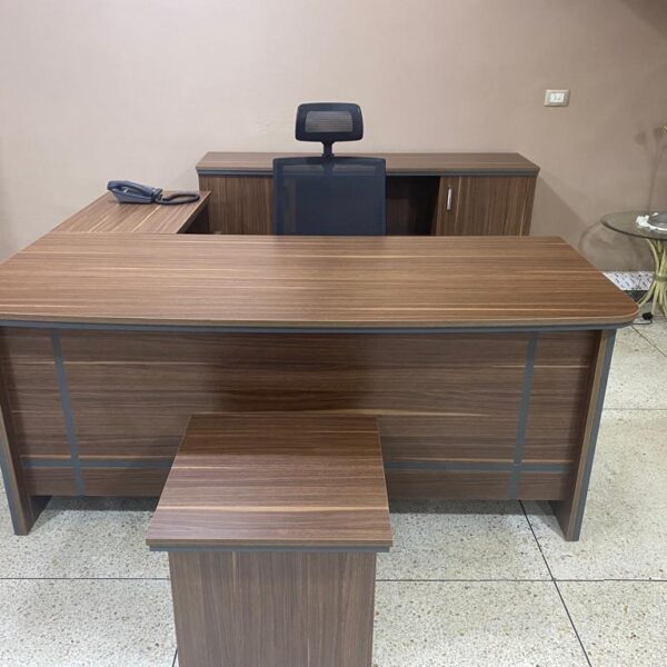BUREAU DE DIRECTION DIM 1.8*0.8*0.75MM+RETOUR+CAISSON ET TABLE BASSE+BAHUT BAFA